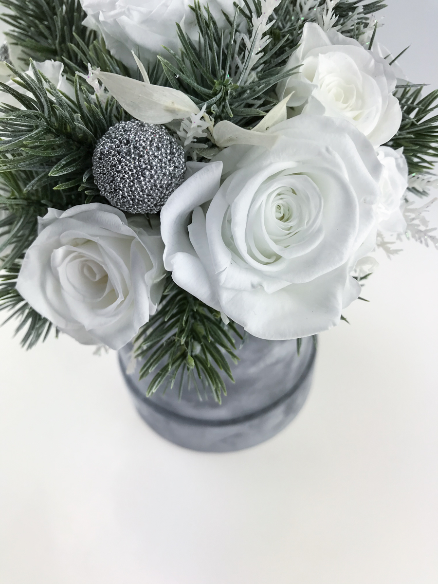 Świąteczny Rose Belle Box S szary DeLuxe z białymi różami - obrazek 3